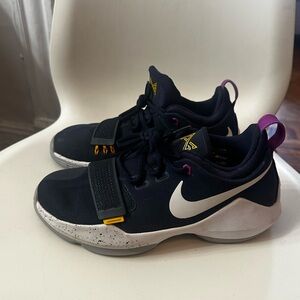 Nike Kids Black and White Sneakers with Purple Pull Tab